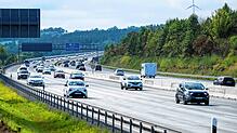 Laut Statistik sind die Halter der meisten Autos Männer. Das gilt wohl auch für diese Autos auf der A9.