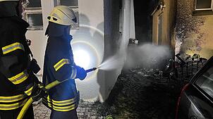 Die Feuerwehr musste am Dienstagabend gegen 22 Uhr zu einem Mülleimerbrand in Watterdingen ausrücken.