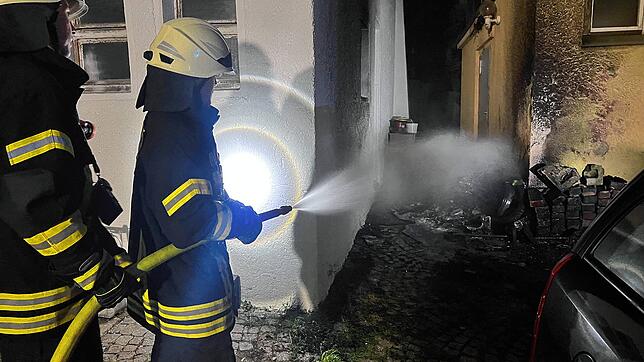 Die Feuerwehr musste am Dienstagabend gegen 22 Uhr zu einem Mülleimerbrand in Watterdingen ausrücken.