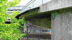 Die Brücke an der Schwenninger Straße muss näher untersucht werden, weil Schäden festgestellt wurden. Betonausbrüche und ...
