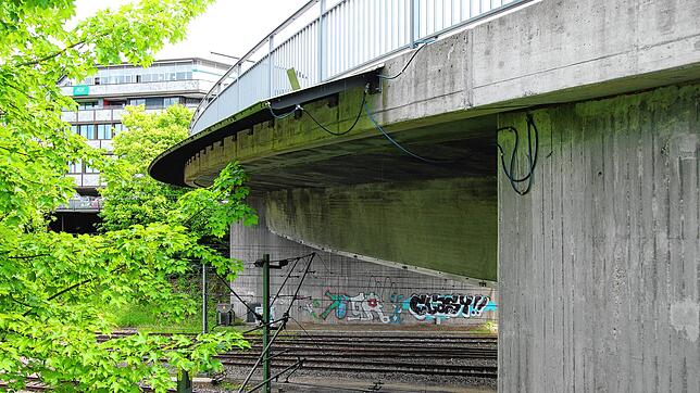 Die Brücke an der Schwenninger Straße muss näher untersucht werden, weil Schäden festgestellt wurden. Betonausbrüche und ...