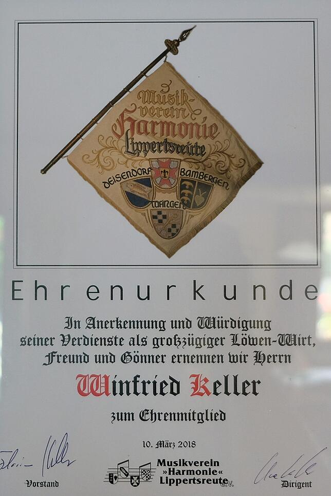 Der Musikverein Harmonie aus Lippertsreute hat Keller mit einer Urkunde für die gute Bewirtung in den vergangenen Jahren zum ...