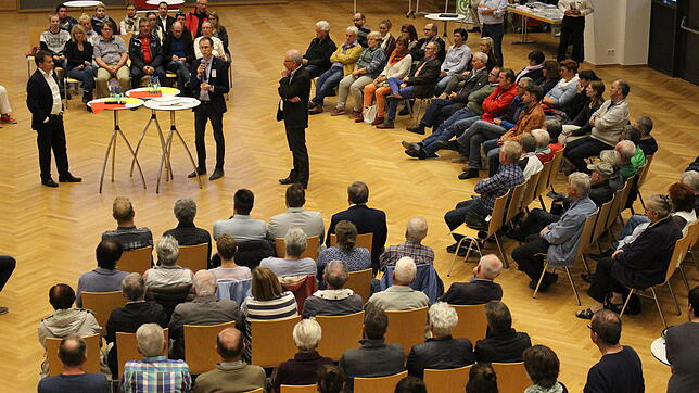 Rund 200 Besucher sind zum Informationsabend rund um Windpark und Bürgerbegehren in die Bräunlinger Stadthalle gekommen. Bürgermeister ...