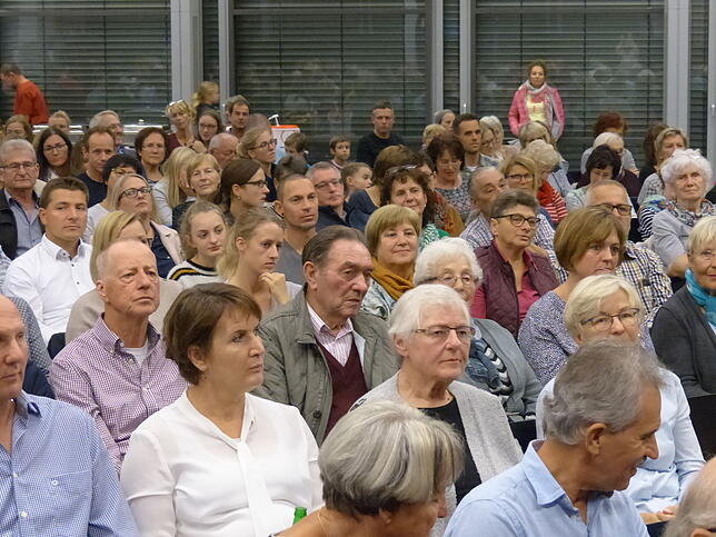 Interessiert lauschen die Besucher zunächst den Erläuterungen von Bürgermeister Ralf Meßmer, der das Tanzprojekt vorstellte.