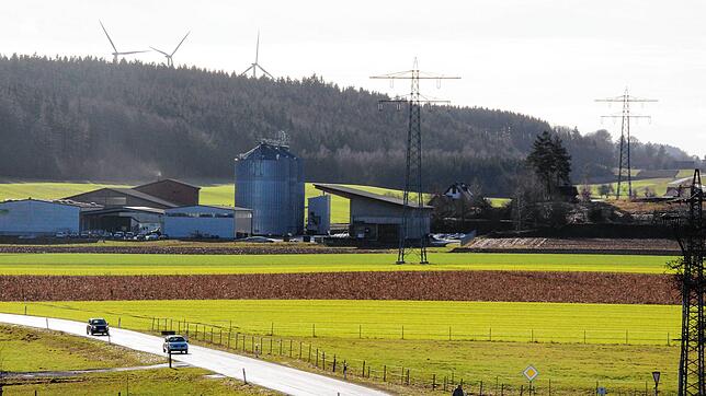 Zwischen dem ZG-Raiffeisenstandort Krähenried und der großen Wiese vor dem Ortseingang von Wattenreute soll das neue Industriegebiet ...
