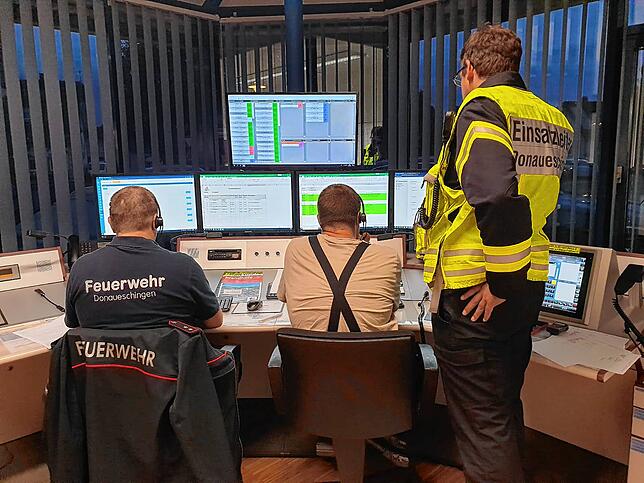 In der Einsatzzentrale nehmen Ralf Jester, Thomas Schäfer und Einsatzleiter Philippe de Surmont die Einsatzaufträge der Leitstelle ...