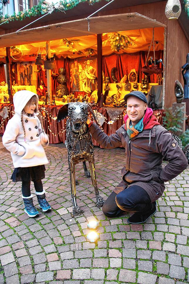 Der Hund am Shona-Kunststand von Tom Hehne fasziniert Aliya. Er gibt seinen Kunden an diesem Tag ein indivduelles Angebot, wie er sagt,