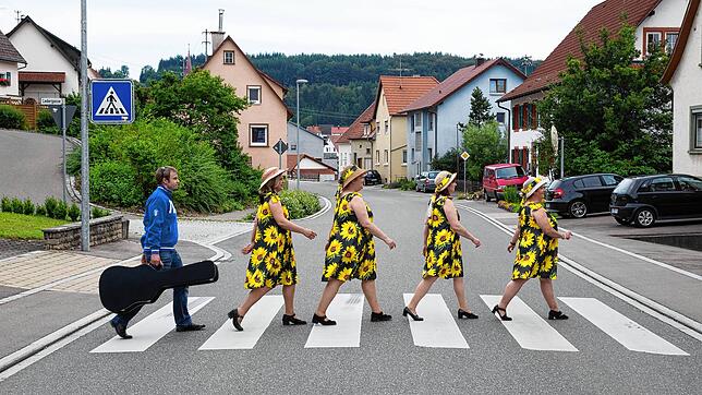 Wie einst John, Paul, George und Ringo in der Abbey Road: Die Schrillen Fehlaperlen treten am Freitag, 12. September, mit ihrem Programm ...