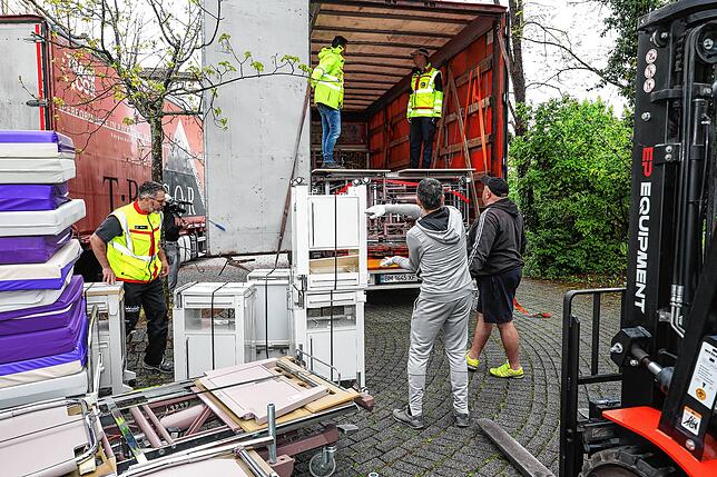 Helfer bereiten die Hilfslieferungen aus dem Krankenhaus Radolfzell für den Transport in die ukrainische Stadt Sumy vor.