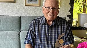 Helmut Huber mit seiner Auszeichnung für 75 Jahre Übungsleitertätigkeit im Turnverein Rielasingen.