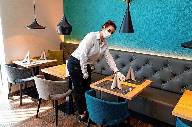 Bedient wird im Holiday Inn nur noch mit Handschuhen und Mundschutz.