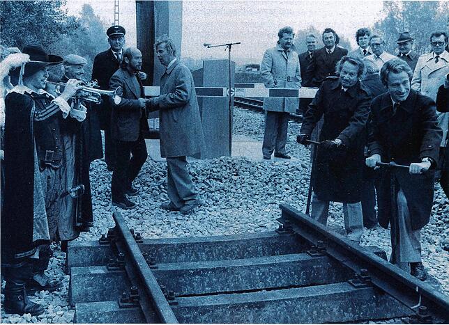 Ministerialdirektor Peter Weidenbach (rechts) und der Präsident der Bundesbahndirektion Karlsruhe Heinz Bubel (zweiter von rechts) ...
