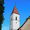 Der Erzinger Kirchturm stammt aus dem Jahr 1587. Im Bild sind die hölzernen Lamellenläden, die die Lautstärke der Glocken reduzieren, zu ...