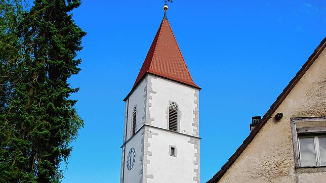 Der Erzinger Kirchturm stammt aus dem Jahr 1587. Im Bild sind die hölzernen Lamellenläden, die die Lautstärke der Glocken reduzieren, zu ...