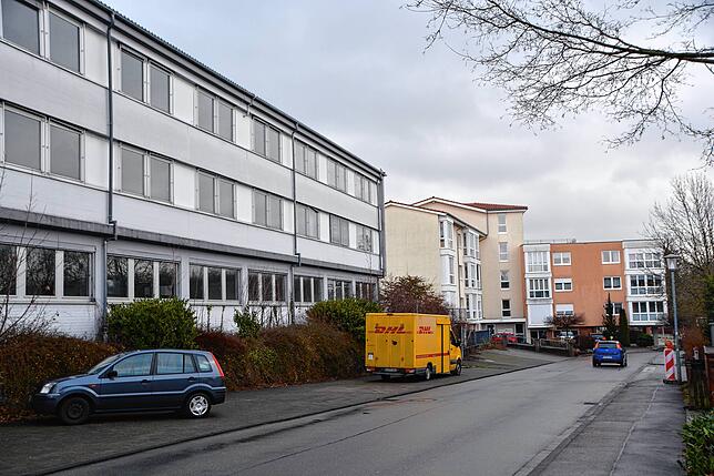 In dem ehemaligen Fabrikgebäude links im Bild will der Landkreis bis zu 100 Geflüchtete unterbringen. Direkt im Anschluss steht eine ...