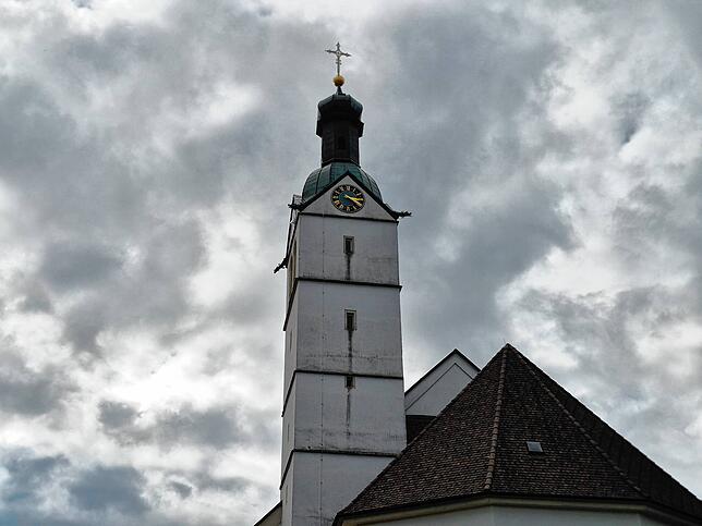 Der Görwihler Kirchturm ist 144 Meter hoch und wurde im Jahr 1554 erbaut. 1997 wurde seine Fassade saniert.
