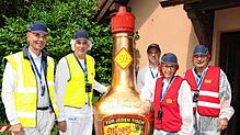 An der Maggi-Würze in Schutzkleidung (von links): Robert Rastädter vom Betriebsrat, Maggi-Werkleiter Dominik Paintner, ...
