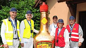 An der Maggi-Würze in Schutzkleidung (von links): Robert Rastädter vom Betriebsrat, Maggi-Werkleiter Dominik Paintner, ...