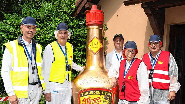 An der Maggi-Würze in Schutzkleidung (von links): Robert Rastädter vom Betriebsrat, Maggi-Werkleiter Dominik Paintner, ...