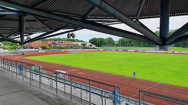 Das Stadion-Gelände des VfB Friedrichshafen an der Teuringer Straße. Hier muss einiges modernisiert werden, doch dem Verein fehlt das ...