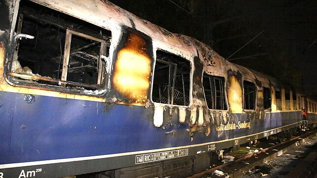 Völlig ausgebrannt ist der Waggon des sonderzugs von SC-Freiburg-Fans in Berlin. Zum Glück gab es lediglich vier Leichtverletzte.