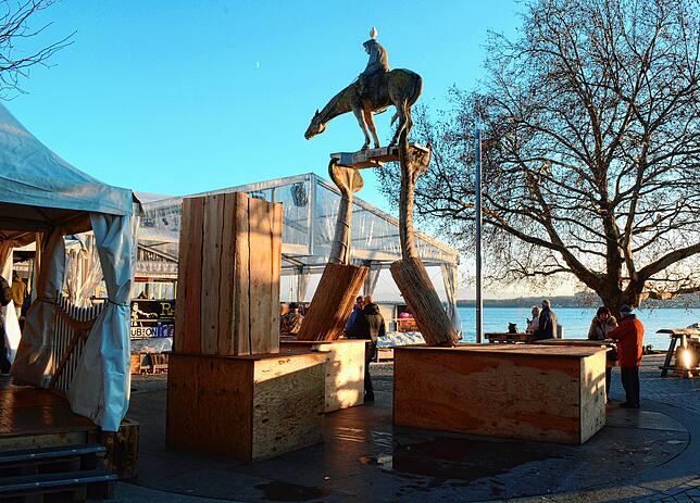 Der Brunnen „Bodenseereiter“ mit Martin Walser hoch zu Roß wurde nun zur Kisteninstallation.