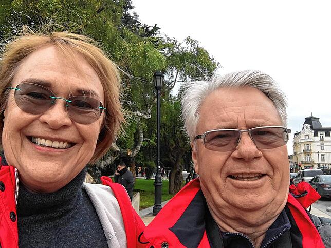 Sabine und Bernd Albrecht beim Landgang im chilenischen Punte Arenas. Damals wussten sie noch nicht, dass es ihr vorerst letzter sein würde.