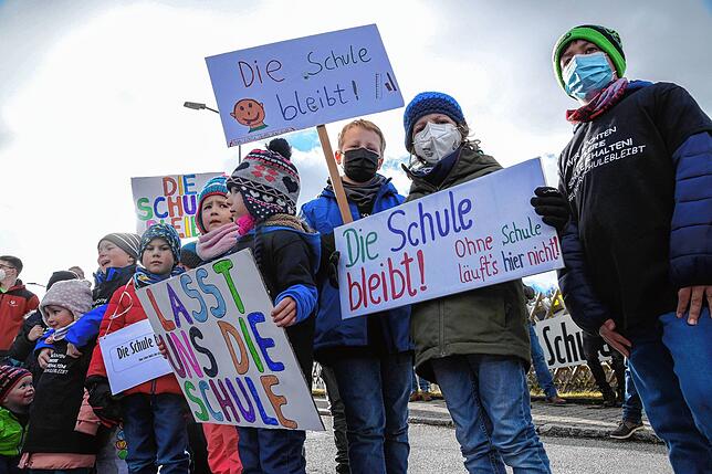 Die Schüler, die es am meisten betreffen würde, demonstrieren mit Plakaten für den Erhalt des Schulstandorts in Weilersbach.