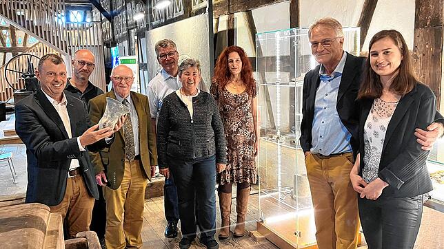 Mitglieder des Fördervereins Museum Bodman in der Torkel, in der Fundstücke zur Siedlungsgeschichte in Bodman-Ludwigshafen gezeigt ...