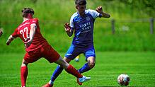 Ausgetanzt: Der FC Radolfzell (Max Chrobok, rechts) setzte sich mit 7:0 gegen den FC Bad Dürrheim (Rafael Kliche) durch.
