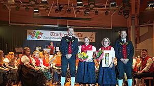 Blumen und Urkunden für die Geehrten (von links): Benjamin Maier, Katharina Schachner, Brigitte Villinger und Markus Fehrenbacher nach ...