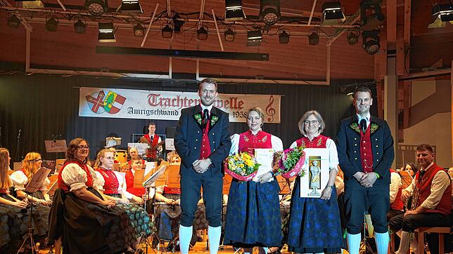 Blumen und Urkunden für die Geehrten (von links): Benjamin Maier, Katharina Schachner, Brigitte Villinger und Markus Fehrenbacher nach ...