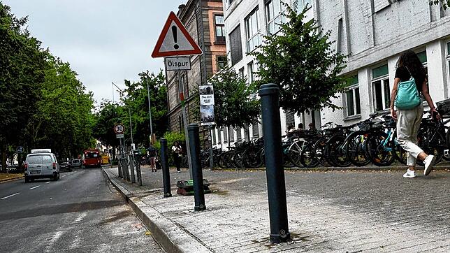 In der Nacht auf Freitag, 27. Juni, hat sich in der Kurve vom Rheinsteig zur Unteren Laube ein Unfall ereignet. Die Spuren sind am ...