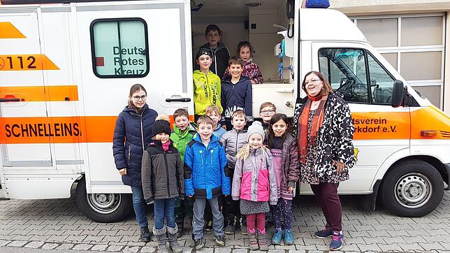 Die Gruppe des Jugendrotkreuzes Markdorf mit ihrer Leiterin Elisabeth Eckert-von Landenberg (rechts) und ihrer Assistentin Annabelle ...