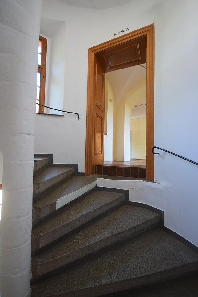 Im Schloss gibt es viele kuriose Treppenübergänge zu den Stockwerken wie diesen.
