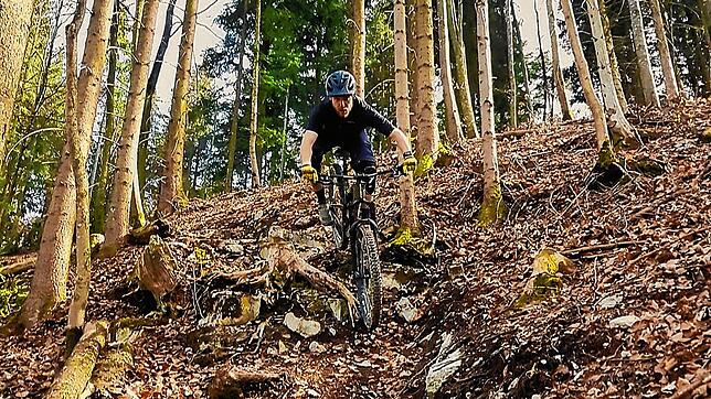 Zukünftig könnten Strecken dieser Art vermehrt auch in VS möglich sein: Patrick Czech beim Downhill-Mountainbiking.