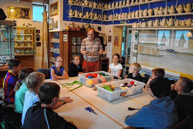 Hans Otto Wagner (stehend) erzählt beim Kinderferienprogramm einiges über das Heimatmuseum Fischbach, das ihm längst zur zweiten Heimat ...