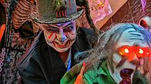 Anja Steinbichler in ihrem privaten Gruselkabinett. Sie hat sich passend zu Halloween geschminkt und kostümiert. Auch wenn&lsquo;s im ...