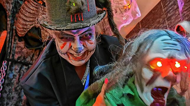 Anja Steinbichler in ihrem privaten Gruselkabinett. Sie hat sich passend zu Halloween geschminkt und kostümiert. Auch wenn&lsquo;s im ...
