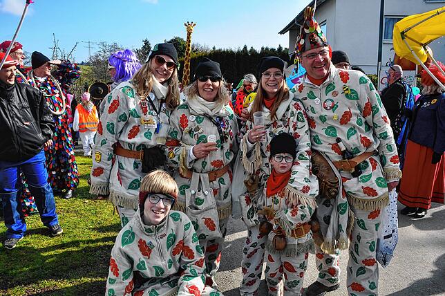 Bild 18: Narrenbaum in Leimbach – Umzug mit Tradition und Rast