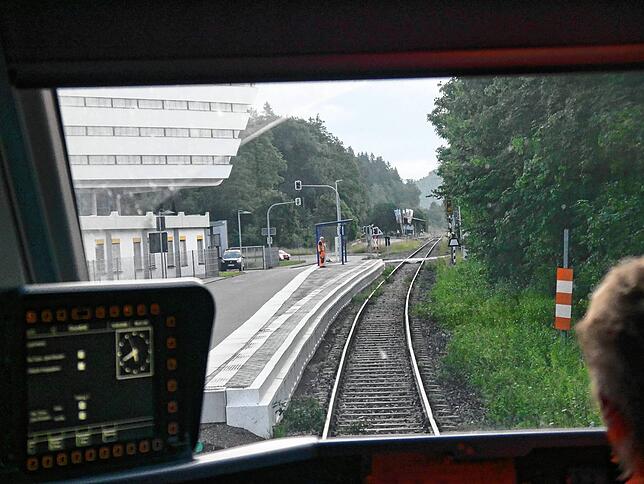 Der Blick aus der ersten Regionalbahn am Montagmorgen bei der Einfahrt in den neu errichteten Bahnhaltepunkt Weizen-Sto.