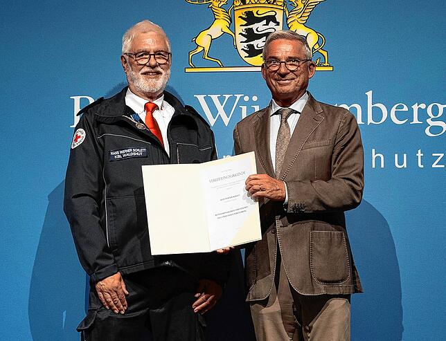 Innenminister Thomas Strobl (rechts) zeichnet Hans-Werner Schlett im Juli in Heilbronn mit dem Bevölkerungs-Ehrenzeichen aus.