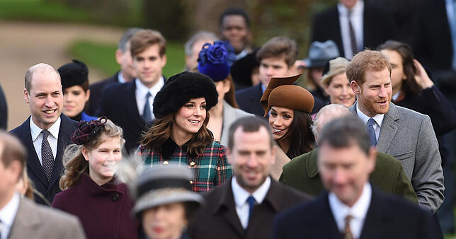 Ein Bild aus glücklichen Tagen: In der Mitte sind Prinz William (von links), Herzogin Kate, Herzogin Meghan und Prinz Harry auf dem Weg ...