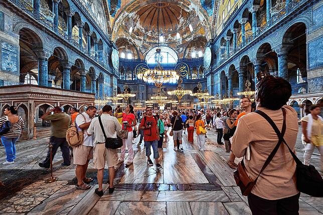 Touristen im Gotteshaus: „Von außen schöner als von innen“ urteilt eine Besucherin.