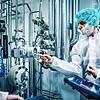 Blick auf eine pharmazeutische Anlage, bei der Messgeräte von Endress+Hauser im Einsatz sind. Mit digitalen Technologien will das ...
