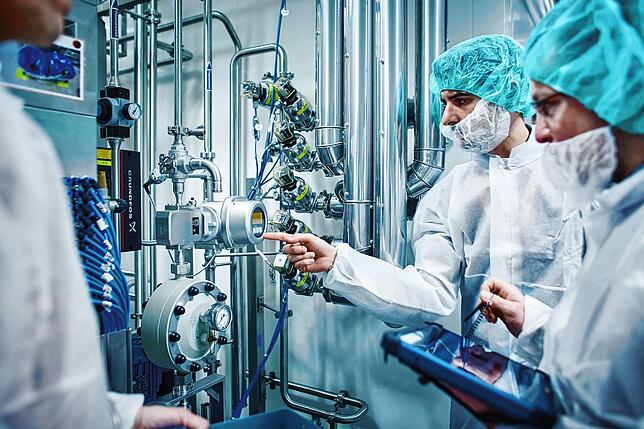Blick auf eine pharmazeutische Anlage, bei der Messgeräte von Endress+Hauser im Einsatz sind. Mit digitalen Technologien will das ...