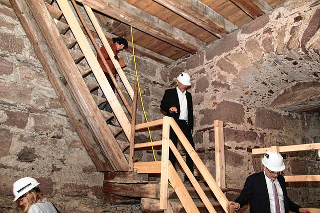 Steile Treppen und enge Stufen gibt es in den Türmen und Toren der Stadt. Turmwächter Fidel (oben links) achtet darauf, dass keiner im ...
