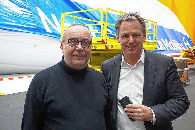 Eckhard Breuer (rechts), Geschäftsführer der ZLT Luftschifftechnik GmbH und der Zeppelin Reederei (DZR) mit Volker Weinhold, der in ...