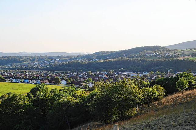 Ein Blick über Wutöschingen bis zum Ortsteil Horheim vom Paviillon oberhalb der Gemeinde. Bild: Gerald Edinger