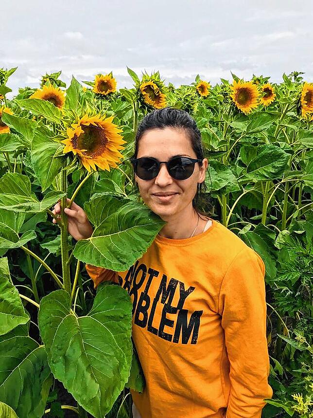 Nataliia Klymovska mit einer Sonnenblume, die zum Symbol des ukrainischen Widerstandes geworden ist.